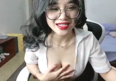 Gái xinh livestreams show vếu khoe lồn